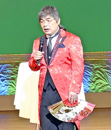 綾小路きみまろの笑いの現在地：中高年の心を掴む毒舌漫談とは？中高年のアイドル、綾小路きみまろの笑いの哲学と現在地