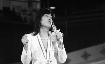 ジュリー・沢田研二「伝説のコンサート」が36年たった今も゛伝説゛とされる理由 「やっぱりジュリーは派手でないと」という声への゛反動゛と゛進化゛ 