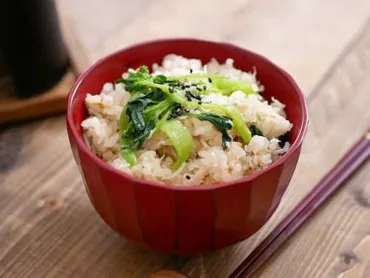 辛みと苦みがアクセントの「花わさびとしらすの釜飯」