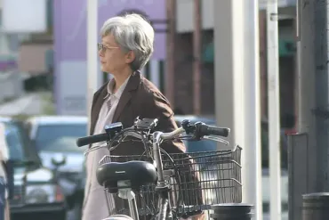 田中裕子もグレーヘアに!夫・沢田研二とおそろい電車デート