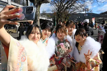 笑顔晴れやか 門出の日 20歳を祝う式典、京都府内各地で開催 京都府:朝日新聞