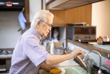御年90歳、直木賞作家・阿刀田高は一人暮らし。気張らず、ほどよく、自分らしく。日々を機嫌よく過ごすコツと知恵を綴ったエッセイ『90歳、男のひとり暮らし』、9月25日発売決定!