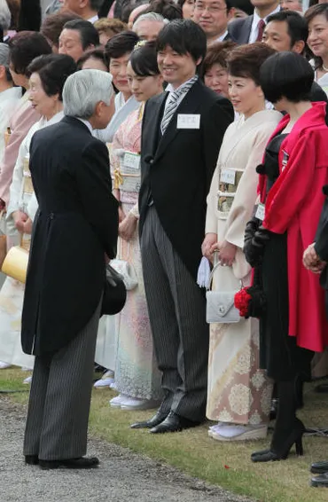 春の園遊会で天皇陛下と言葉を交わされる大阪府の橋下徹知…：橋下徹氏 写真特集：時事ドットコム