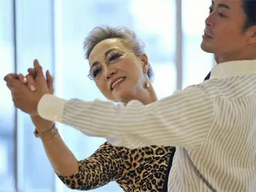 加藤タキさん社交ダンス、慈善の集い