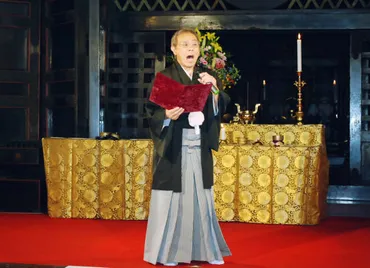延暦寺の根本中堂で「比叡の風」を奉納歌唱する北島三…：北島三郎さん 写真特集：時事ドットコム