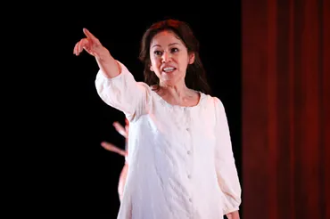 大竹しのぶ一人芝居「ヴィクトリア」開幕 