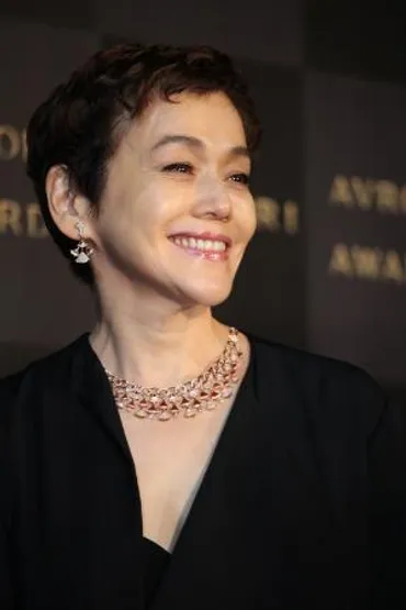 大竹しのぶ、波乱万丈の人生を紐解く！結婚、離婚、そして現在…？大竹しのぶ、息子 二千翔の結婚と家族写真公開。激動の人生を振り返る。