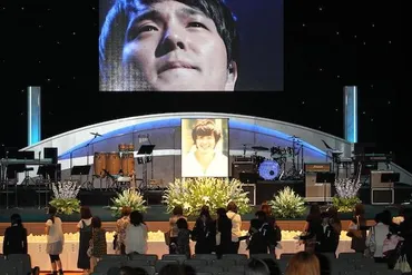 パク・ヨンハさん献花式 故人を偲ぶ1万４千200本の白いカーネーション 