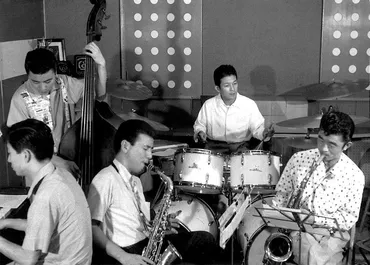 日本の音楽史：ジャズ、ロカビリー、そして独自の進化とは？戦後の音楽シーン：ジャズ、ロカビリー、そしてロック