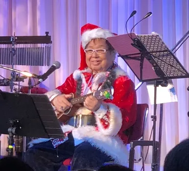 元気すぎる90歳 高木ブーが年末年始も躍動 サンタ姿でウクレレ演奏、ドリフ60周年の元日には雷様コント