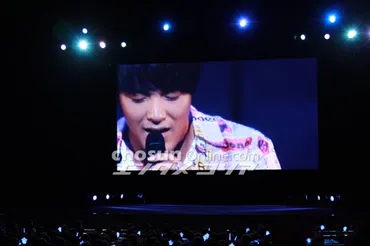 パク・ヨンハフィルムコンサートで実母あいさつ、ファン涙と歓声
