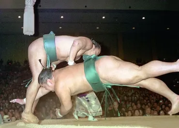 北勝海（下）を肩透かしで破る寺尾＝…：大相撲 元関脇寺尾の錣山親方 写真特集：時事ドットコム