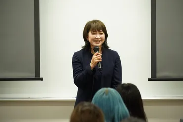 国際理解とキャリア形成」の授業で五輪メダリストの岡崎朋美氏をお招きしスポーツニッポン新聞社との特別コラボが行われました。 