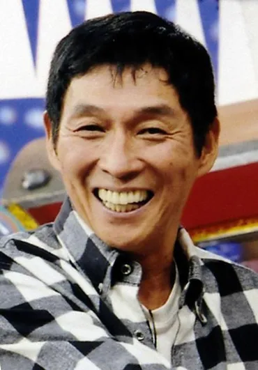 明石家さんまの知られざる半生とは？笑いと家族、そして「生きてるだけで丸儲け」の真意を探る！明石家さんま：生い立ち、家族、そして笑いの原点