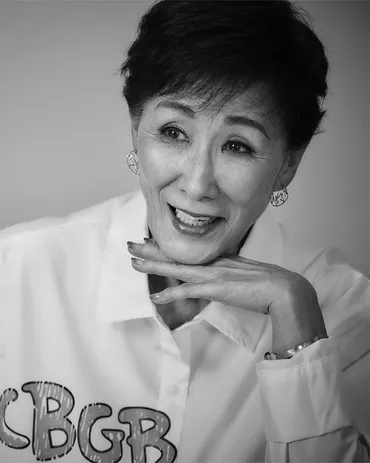 伊東ゆかり歳「歌い続けて年超。《スパーク人娘》園まりさんから形見分けでもらったドレスを着て、気持ちは一緒にステージへ」(婦人公論)