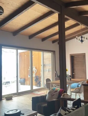 すごすぎません！？」IMALU 奄美大島の゛DIY゛した自宅を公開！木のぬくもり感じる広々とした内装＆海眺められるデッキに「素敵な家」と反響 