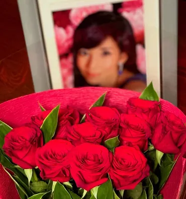 もう10年ですか…」女優の妻は54歳で逝去…〝永遠の感謝〟命日に夫が捧げた〝バラ10本の花束〟に感涙「泣きそう」「素敵なご夫婦」：「おっ！」でつながる地元密着のスポーツ応援メディア  西スポWEB OTTO!