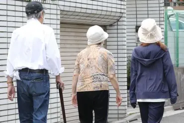 山崎努 俳優休業2年の真相…大怪我の妻を老老介助していた（2ページ目） 