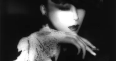 山口小夜子×横須賀功光の共同作品をエモン・フォトギャラリーで公開 