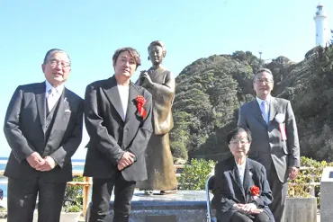 美空ひばりさんブロンズ像 「みだれ髪」塩屋の岬へ ゆかり著名人やファン集結 