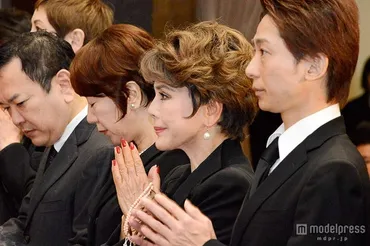 川島なお美さん告別式、拍手で最後の別れ