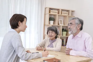 認知症の方との接し方のポイントは？よくあるシーン別に解説