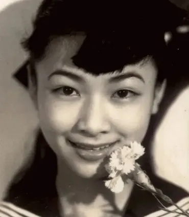 雪村いづみ、その輝かしい軌跡とは？ 彼女の歌声と時代を紐解く(？)三人娘から永遠のスタアへ、雪村いづみの華麗なるキャリア