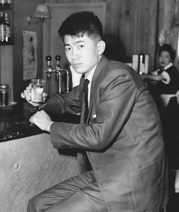 『太陽の季節』とは？石原慎太郎と社会現象を紐解く（？マーク）戦後文学に衝撃を与えた『太陽の季節』とその影響