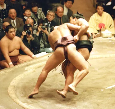 伝説の８番】新三役懸けた寺尾、千代の富士から外掛けで金星 ...