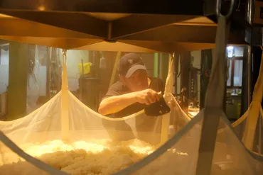 冬の酒蔵、再会を喜ぶ味 佐々木蔵之介さんの母の味と蔵人の唐 ...