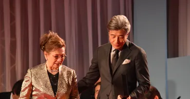 石原まき子（左）をエスコートする舘ひろし（右）。 画像ギャラリー 30/47 