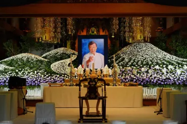 橋幸夫さんの告別式 幼少期から大ファン、鳩山由紀夫元首相が弔電「こんなに早くお別れをするとは…」 