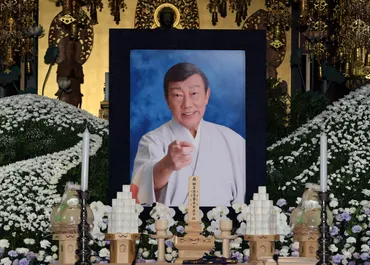 橋幸夫さん通夜始まる 祭壇は熱海の自宅から見える富士山イメージ、「道」の書も表現、７００人参列 