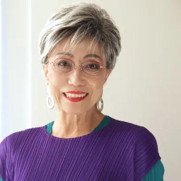 歳から白髪に……加藤タキさん「試行錯誤を経てたどりついたグレイヘアの答え」