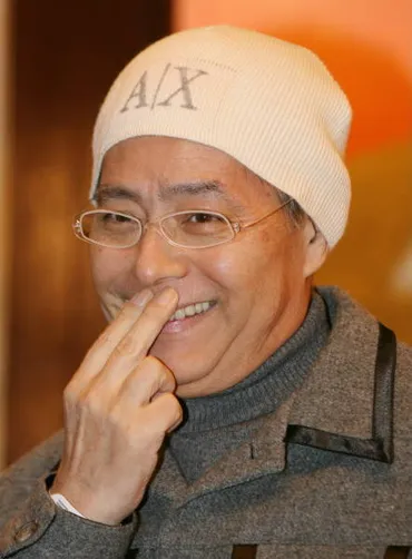 記者会見後に、「カトちゃんぺ」をやって見せるザ・ドリ…:加藤茶さん写真特集:時事ドットコム