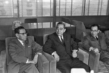 東京・平河町の自民党本部で、退陣表明した…:佐藤栄作首相とその時代 写真特集:時事ドットコム