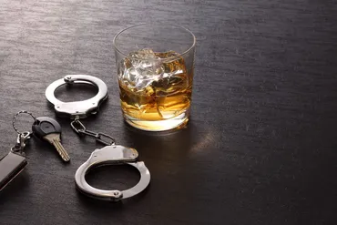 飲酒運転でひき逃げ!罰則や賠償責任について解説