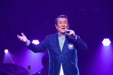 お嫁においで」「サライ」「君といつまでも」……名曲を続々と披露