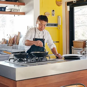 料理家・栗原心平さんのこだわりキッチン。ゲストも一緒に楽しめるおもてなしとは?