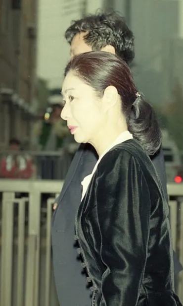麻薬取締法違反で逮捕された勝新太郎さんの公判…:女優・中村玉緒さん 写真特集:時事ドットコム