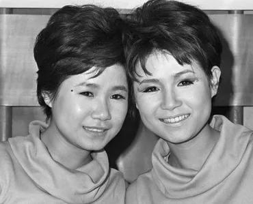1960年代を中心に活躍した双子姉妹デュオ「ザ・ピ…:追悼2012 写真特集:時事ドットコム