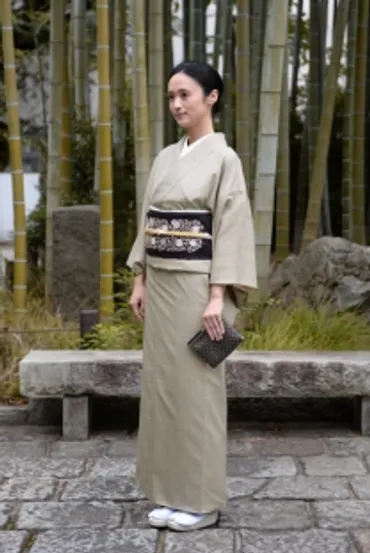 銀座【着物2693】日本工芸会正会員 藍田正雄作 紬地江戸小紋 利休鼠色 茣蓙目 (落款入) – 銀座きもの青木