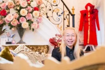 第4回>飯島愛さんの写真を「金スマ」が今も忘年会や新年会で飾る理由 假屋崎省吾明かす【没後10年】