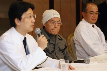 退院前に記者会見するザ・ドリフターズの加藤茶さん(中…:加藤茶さん 写真特集:時事ドットコム