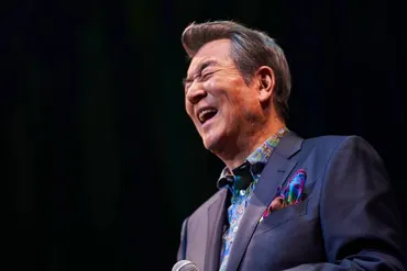 リハビリ経た加山雄三が2年ぶり有観客公演でヒット曲連発、゛バーチャル若大将゛との共演も(ライブレポート / 写真5枚)