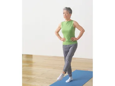 中尾ミエさんの骨トレ。「毎日体を動かせば、70歳超えても体は自ずと変わります」。 