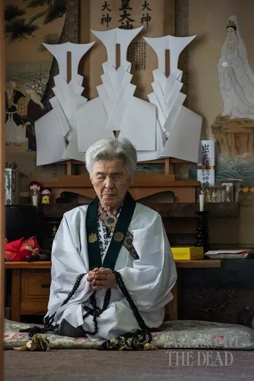 死者の口寄せ」体験で出会った最後の盲目イタコ、中村タケの半生 写真集『Talking to the Dead』:イタコのいる風景(2)(3/3)
