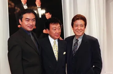 元祖御三家 肩を組む歌手元祖御三家の（左から）西郷輝…：橋幸夫さん 写真特集：時事ドットコム