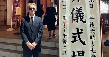 本物のATSUSHIはしない」橋幸夫さん通夜参列で批判殺到のそっくり芸人 見た目゛完コピ゛も犯していた「致命的なミス」 