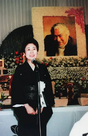 勝新太郎さんの告別式で、遺影の前であいさつす…：女優・中村玉緒さん 写真特集：時事ドットコム